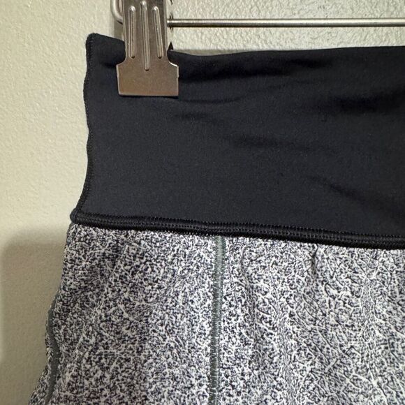 Lululemon Hotty Hot Short (Naked 4") size 6 - Picture 5 of 8